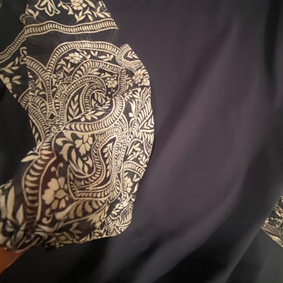 JM Collection XXl navy blouse w/distinctive sleeves and gold detail at keyhole💙 - Picture 4 of 9